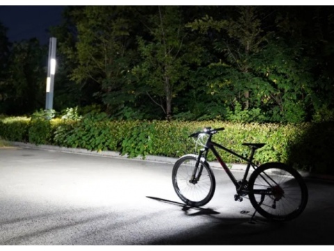 Lampka rowerowa przednia LED z funkcją power banku 4 tryby USB