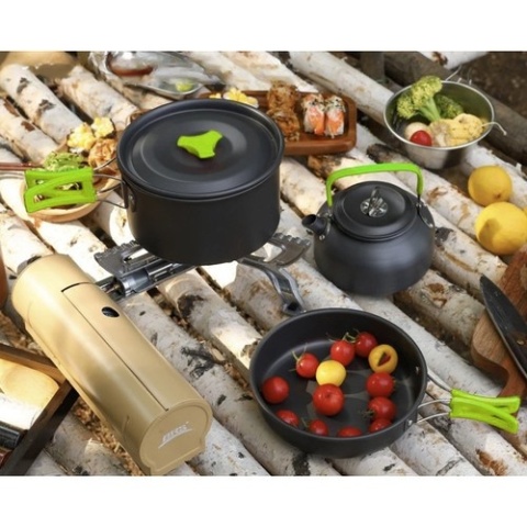 Naczynia turystyczne zestaw 18el. garnki sztućce patelnia czajnik kubki