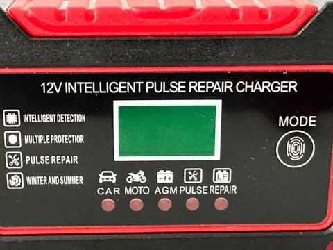 Prostownik do akumulatorów samochodowych AGM 12V 6A funkcja naprawy LCD